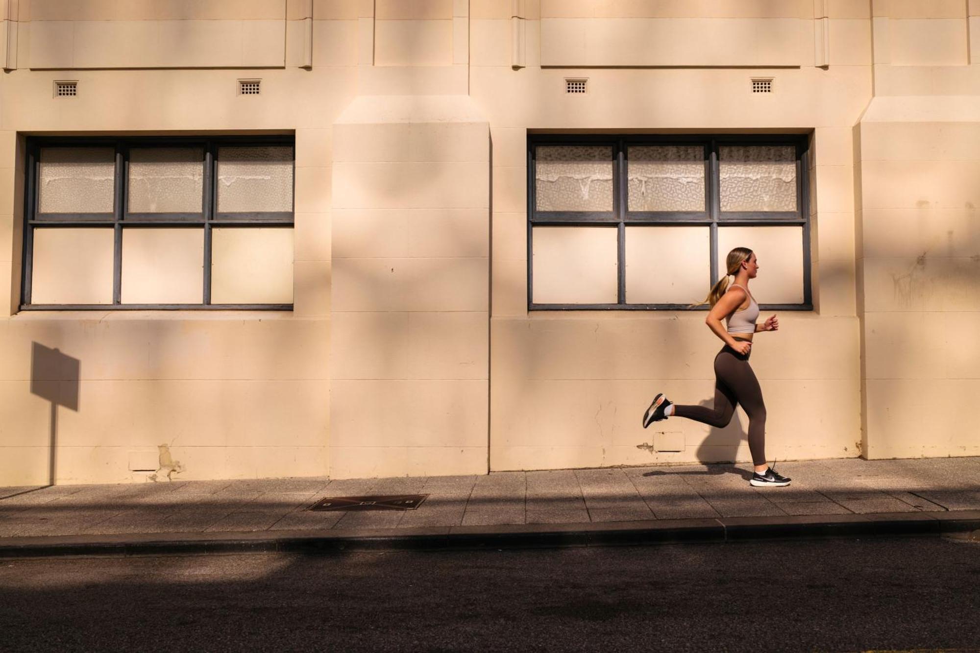 The Westin Perth Hotel Eksteriør billede A woman jogging in the evening